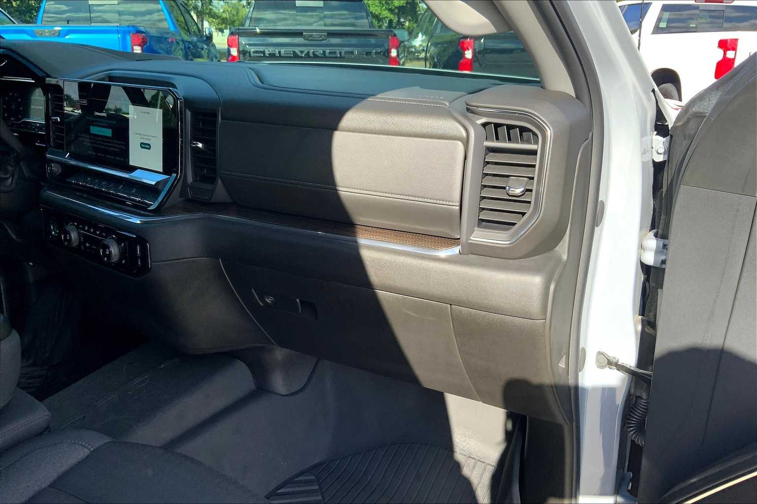 2024 Chevrolet Silverado RST photo 16
