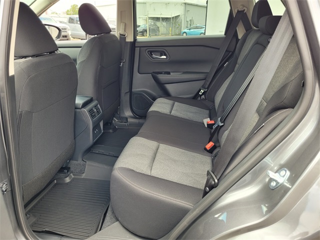 2025 Nissan Rogue SV photo 4