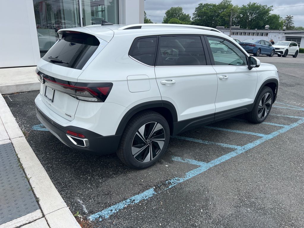 2025 Volkswagen Taos SE photo 3