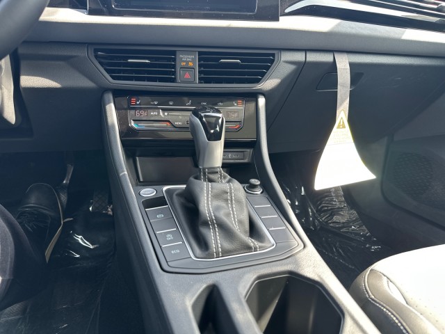 2025 Volkswagen Jetta SE photo 38