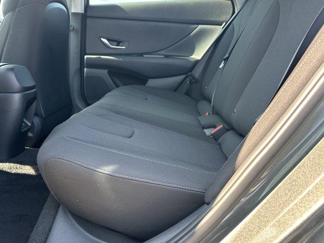 2025 Hyundai Elantra SE photo 18