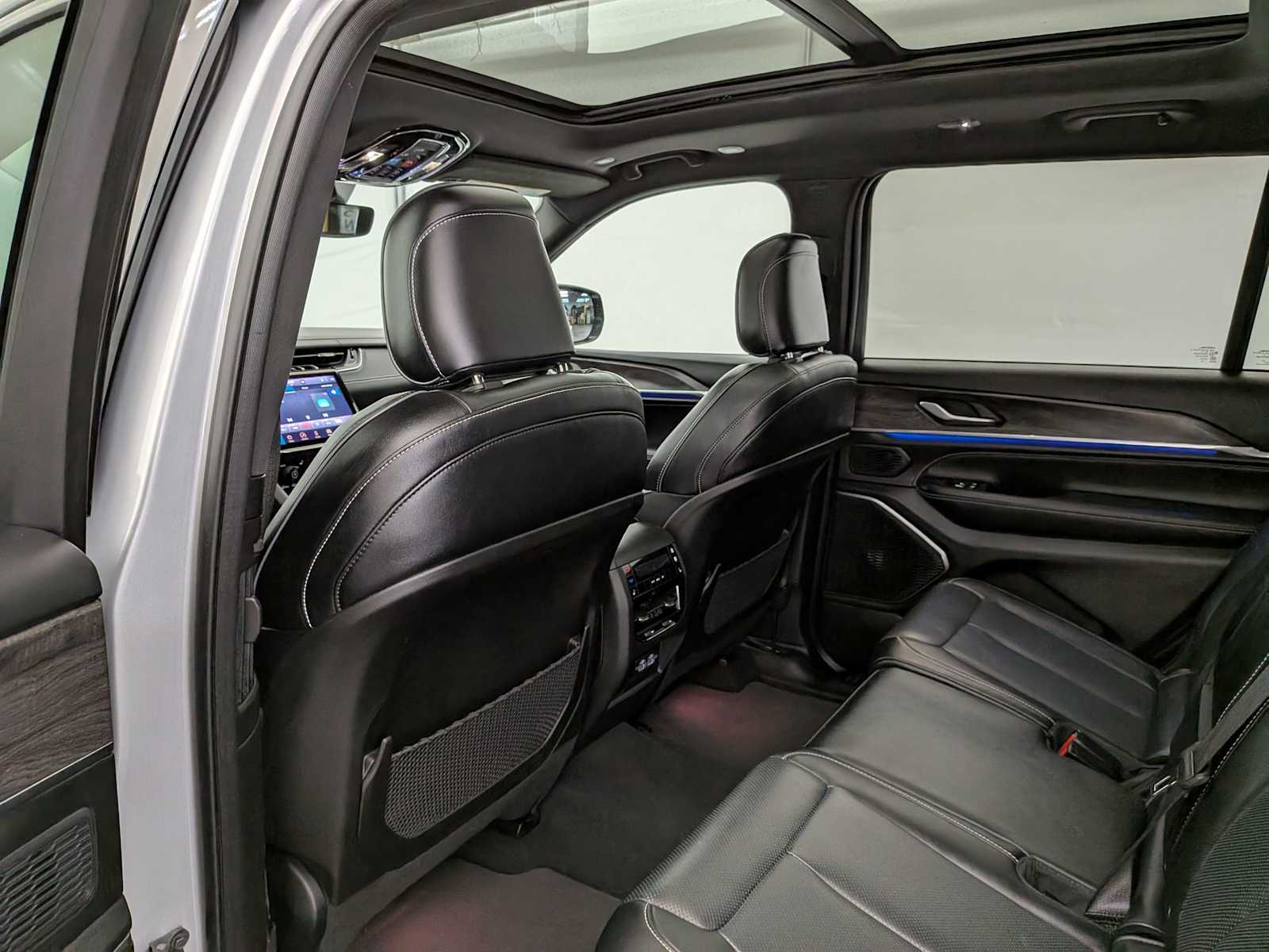 2024 Jeep Grand Cherokee Overland photo 18
