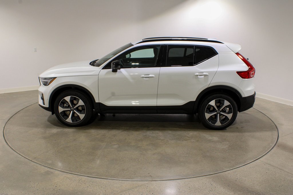 2026 Volvo XC40 Plus photo 3