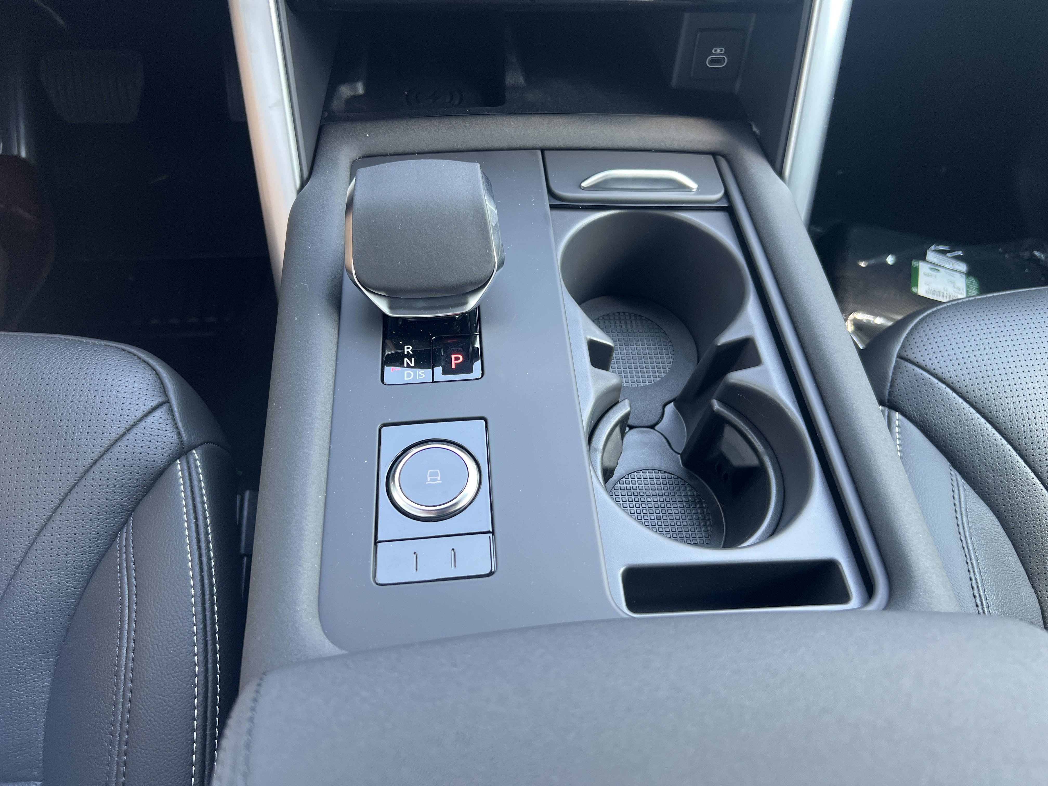 2025 Land Rover Discovery S photo 7