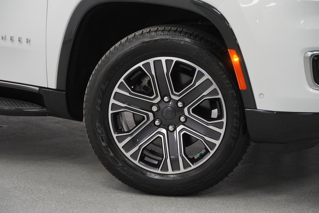 2023 Jeep Wagoneer Base photo 2