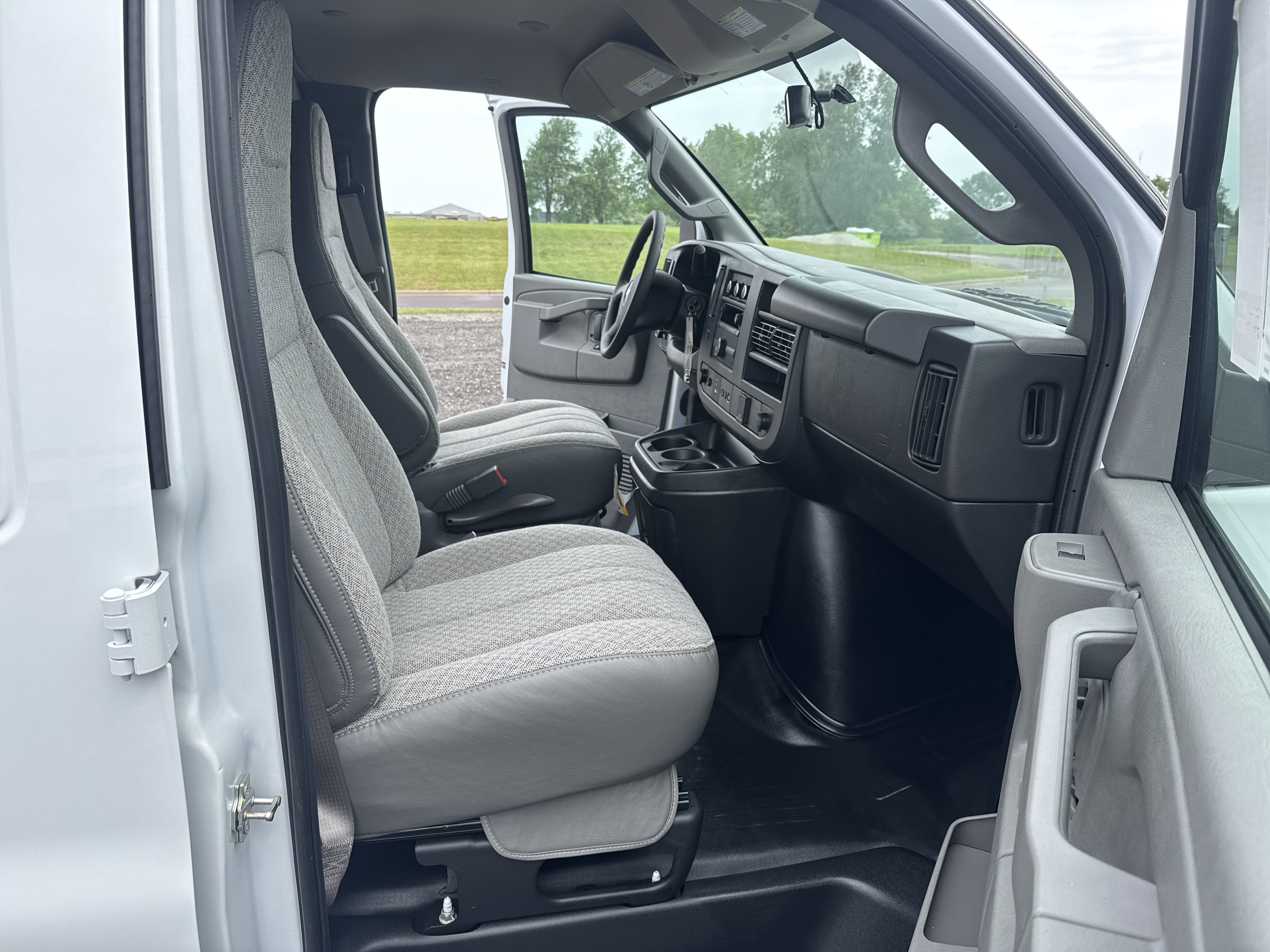 2024 Chevrolet Express Cargo 2500 photo 4