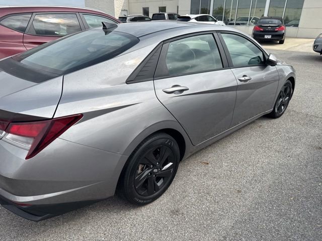 2021 Hyundai Elantra SEL photo 3