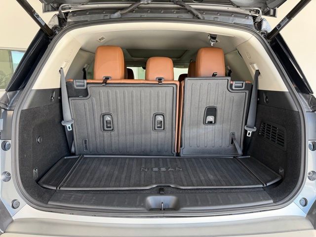 2022 Nissan Pathfinder Platinum photo 38