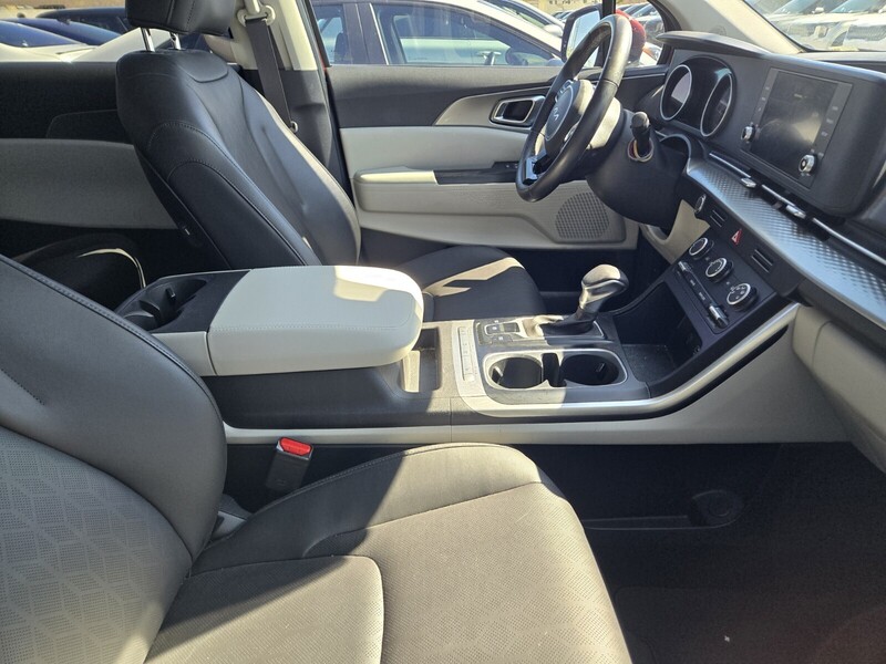 2024 Kia Carnival LX photo 3
