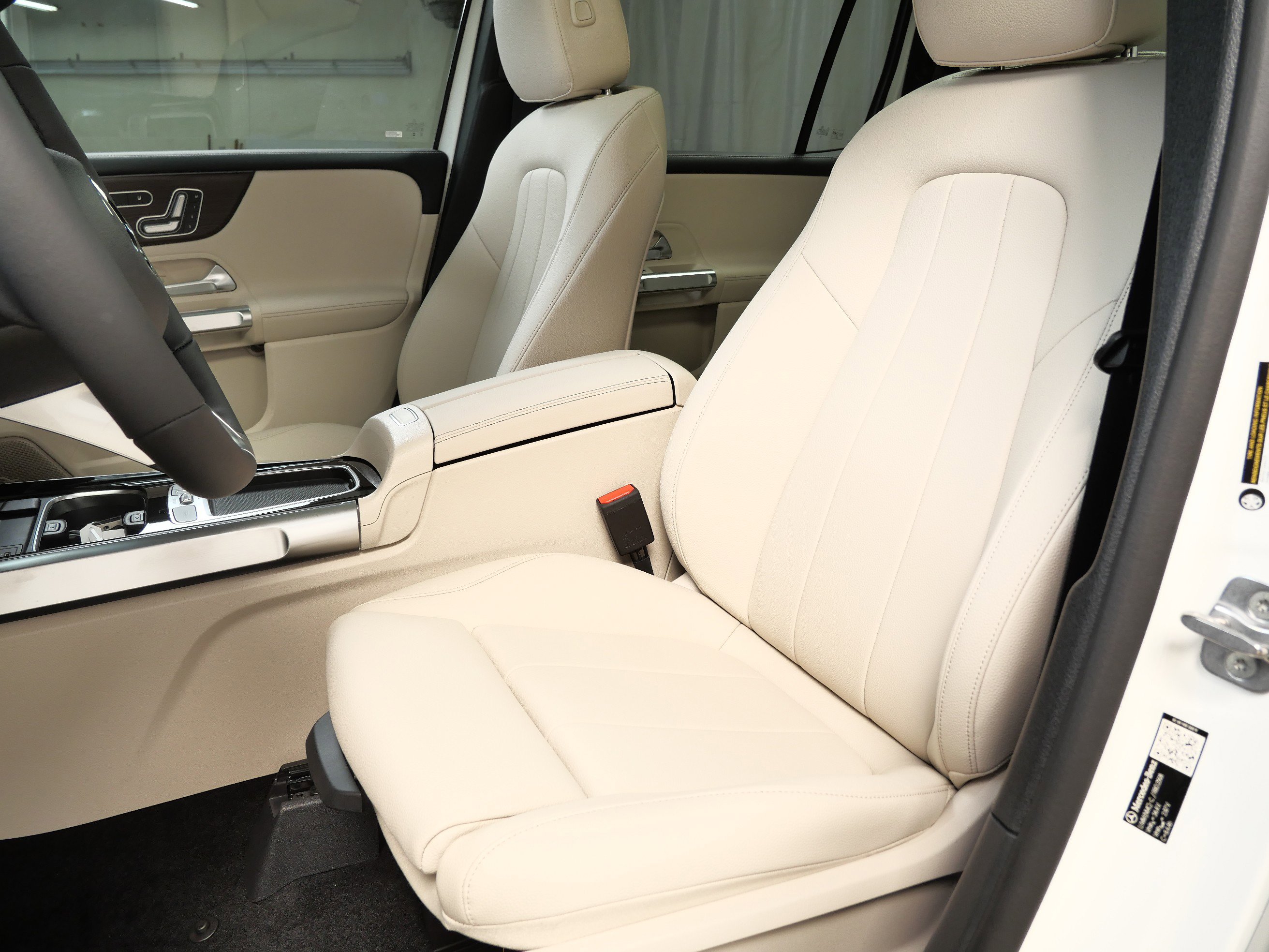 2026 Mercedes Benz GLB 250 4MATIC photo 2