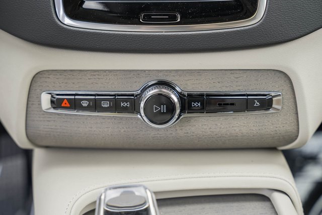 2025 Volvo XC90 T8 photo 17