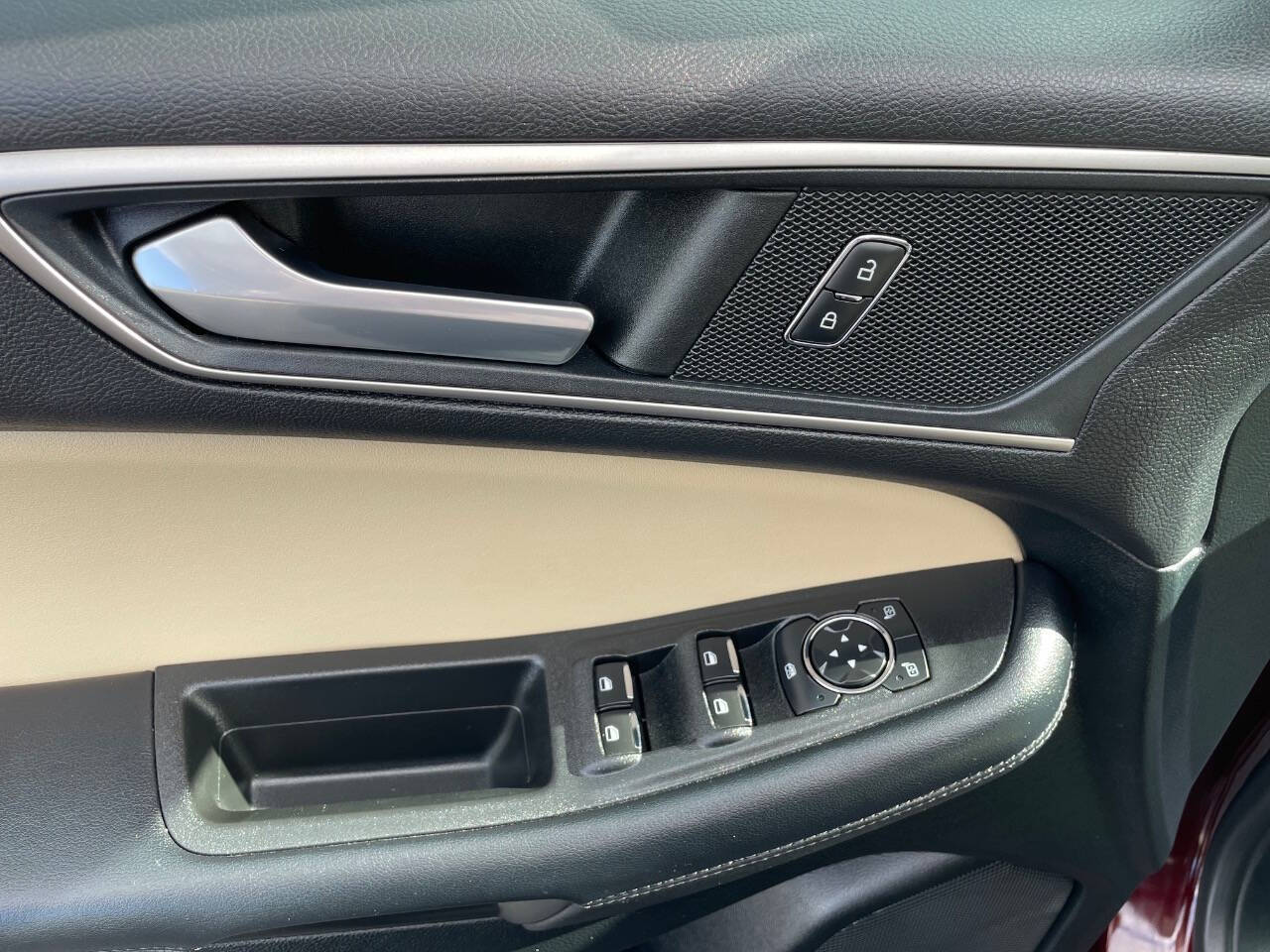 2022 Ford Edge SEL photo 12