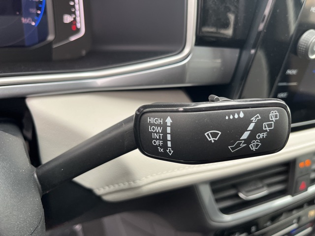 2025 Volkswagen Taos SEL photo 15