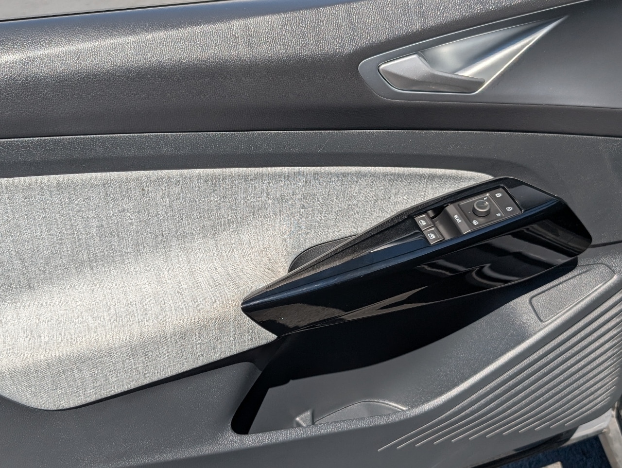 2023 Volkswagen ID.4 Pro photo 18