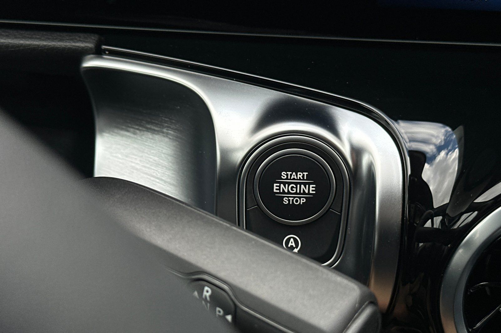 2025 Mercedes Benz GLB 250 photo 15