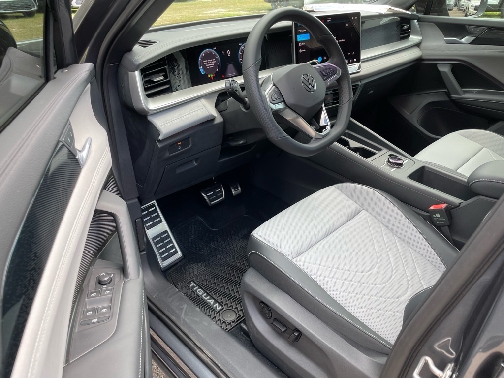 2025 Volkswagen Tiguan SE R-Line Black photo 17