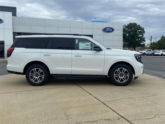 2025 Ford Expedition photo 2