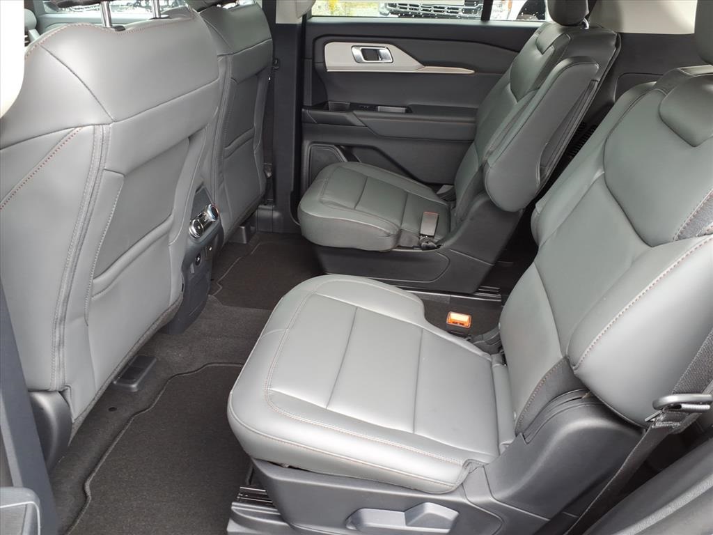 2025 Ford Explorer photo 3