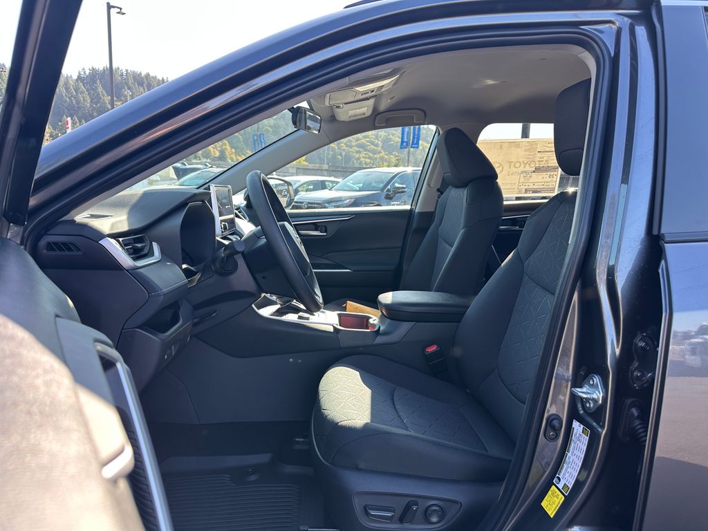 2025 Toyota RAV4 Hybrid XLE photo 13
