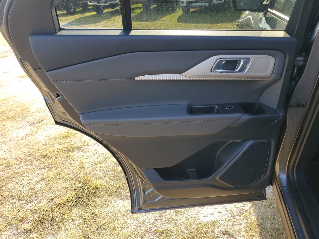 2025 Ford Explorer photo 26