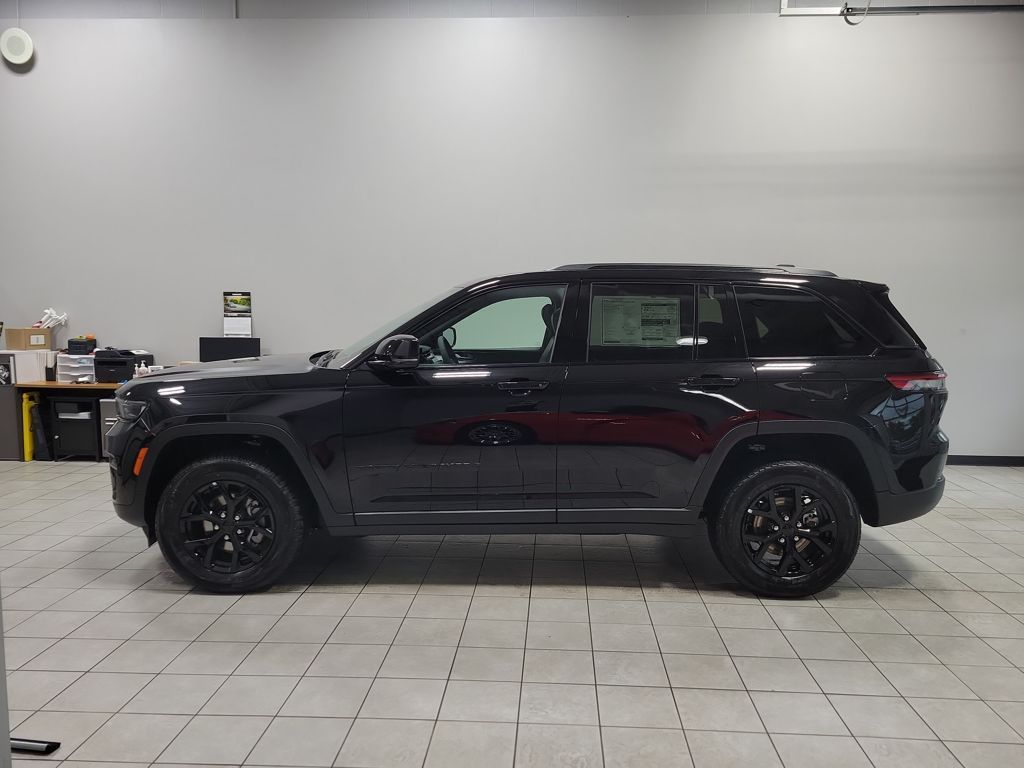 2025 Jeep Grand Cherokee Laredo Altitude photo 2