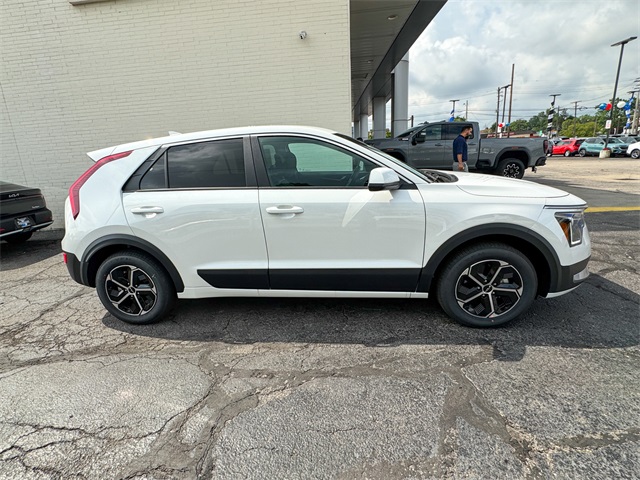 2025 Kia Niro LX photo 3