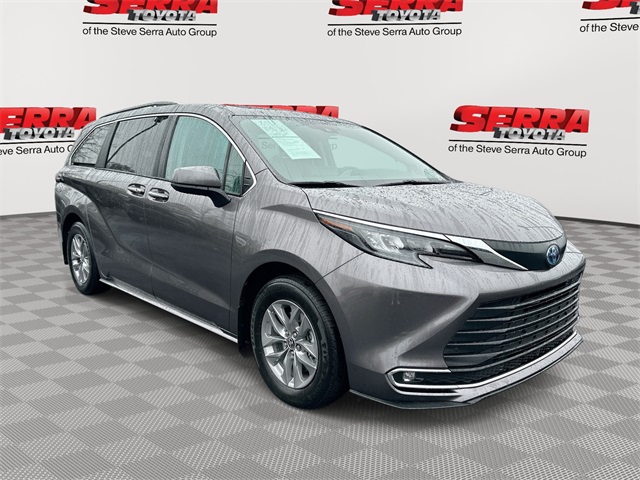 2024 Toyota Sienna XLE's photo