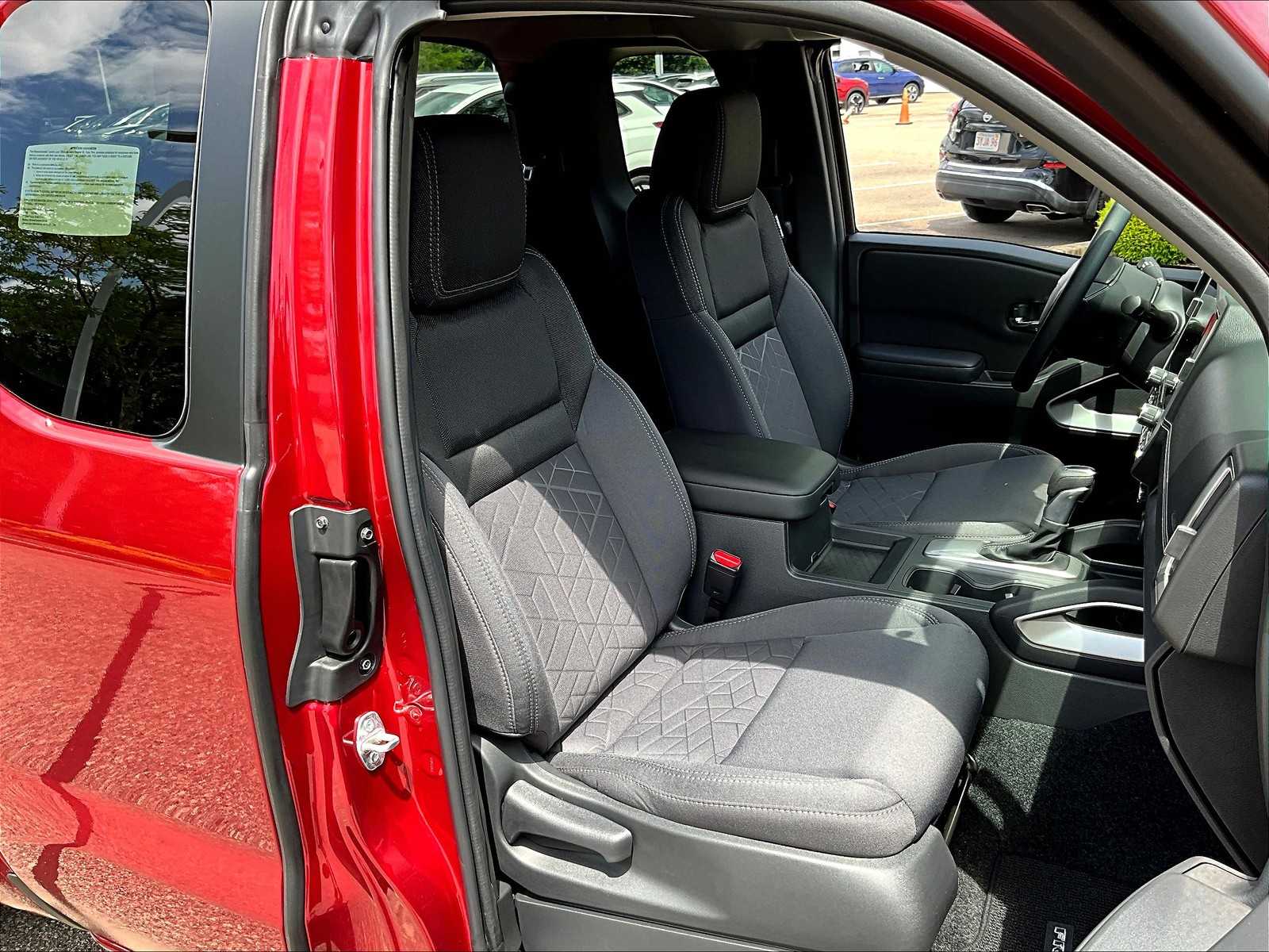 2025 Nissan Frontier SV photo 11