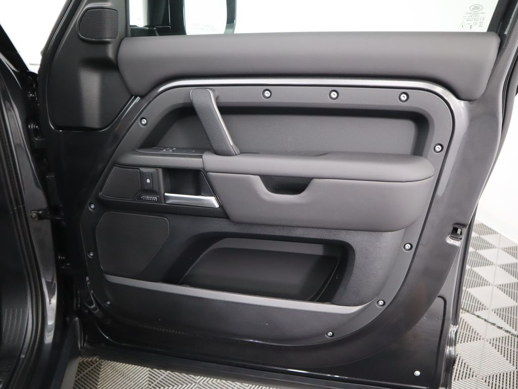 2025 Land Rover Defender 110 X photo 24