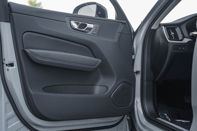2025 Volvo XC60 Hybrid T8 Plus photo 32