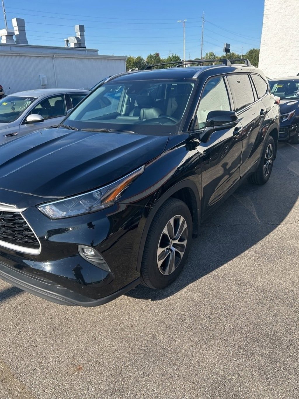 2022 Toyota Highlander XLE photo 2
