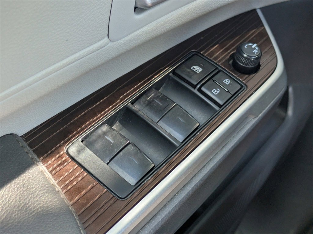 2023 Toyota Sienna XLE photo 27