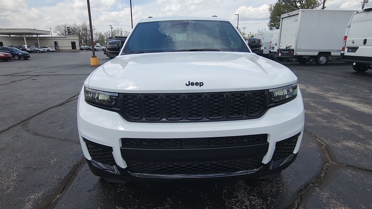 2025 Jeep Grand Cherokee Altitude photo 3