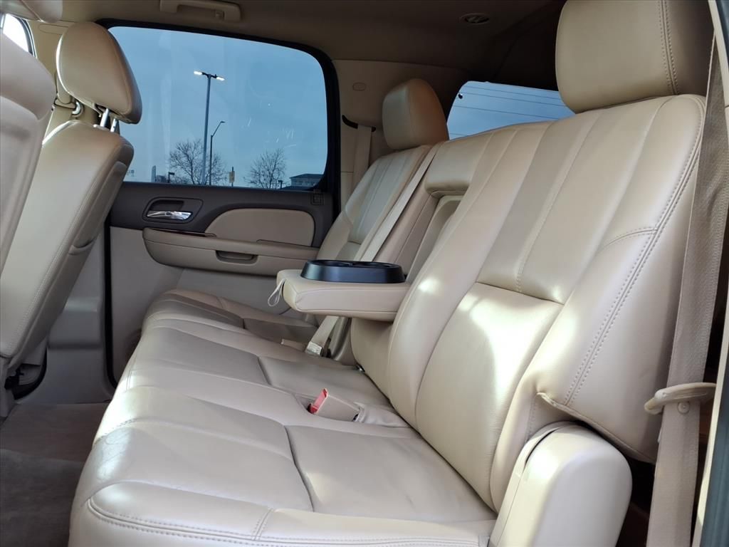 2011 Chevrolet Suburban 1500 LT photo 3