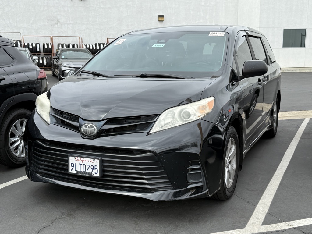 2019 Toyota Sienna L photo 2