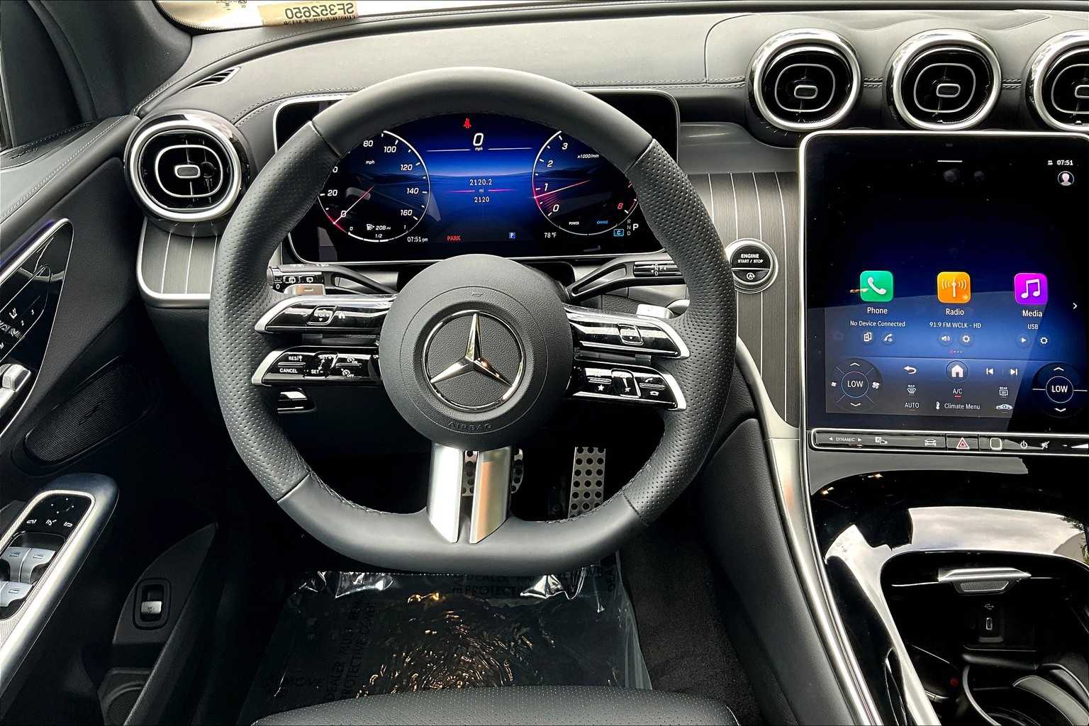 2025 Mercedes Benz GLC 300 photo 4