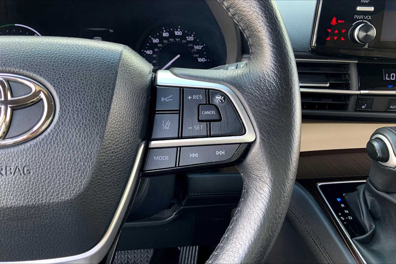2023 Toyota Sienna XLE photo 23