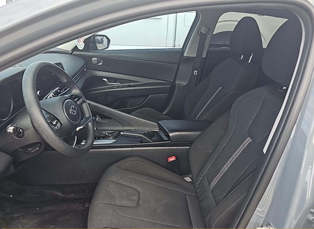 2023 Hyundai Elantra SE photo 2