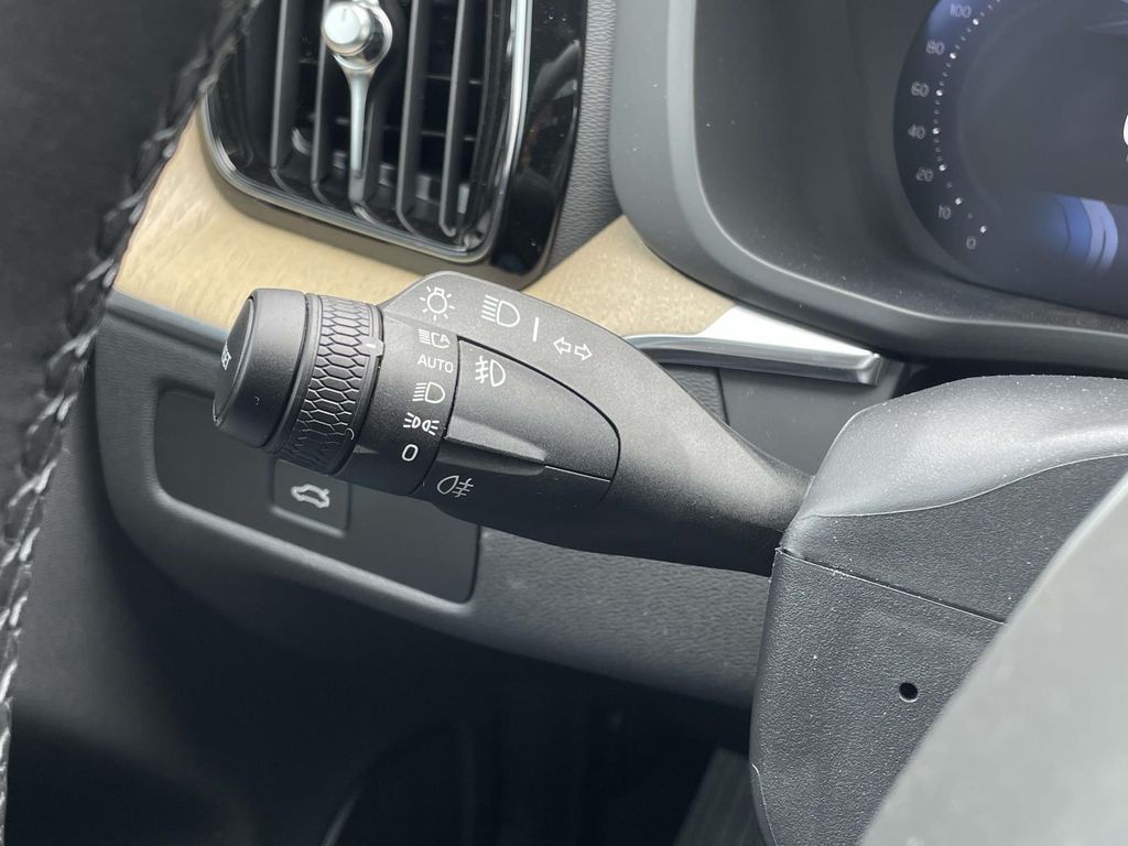 2026 Volvo XC60 B5 Core photo 13