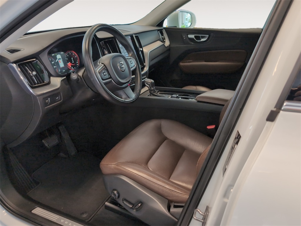 2018 Volvo XC60 T5 Momentum photo 9
