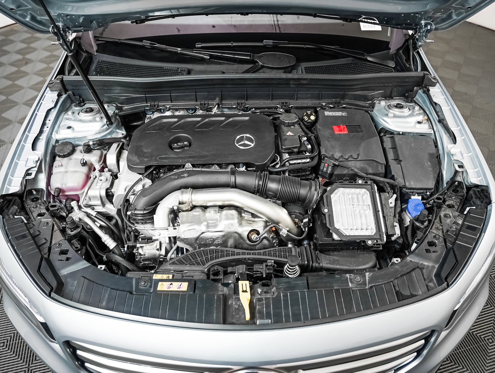 2025 Mercedes Benz GLB 250 4MATIC photo 3