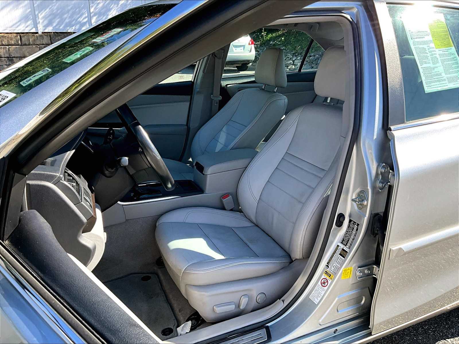 2016 Toyota Camry XLE photo 10