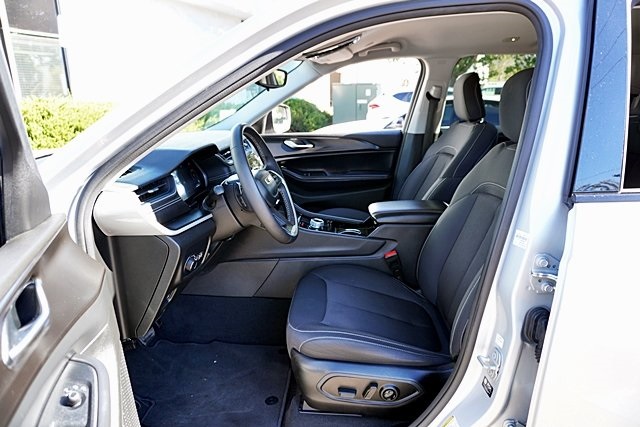 2023 Jeep Grand Cherokee Laredo photo 13