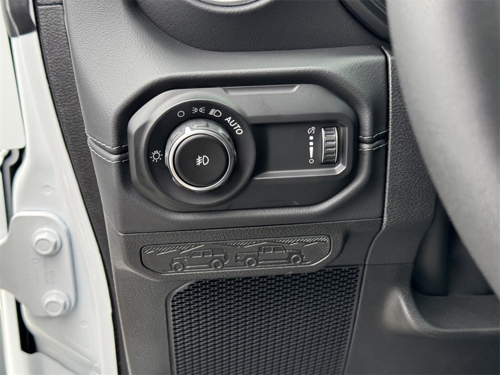2025 Jeep Wrangler Sahara photo 17
