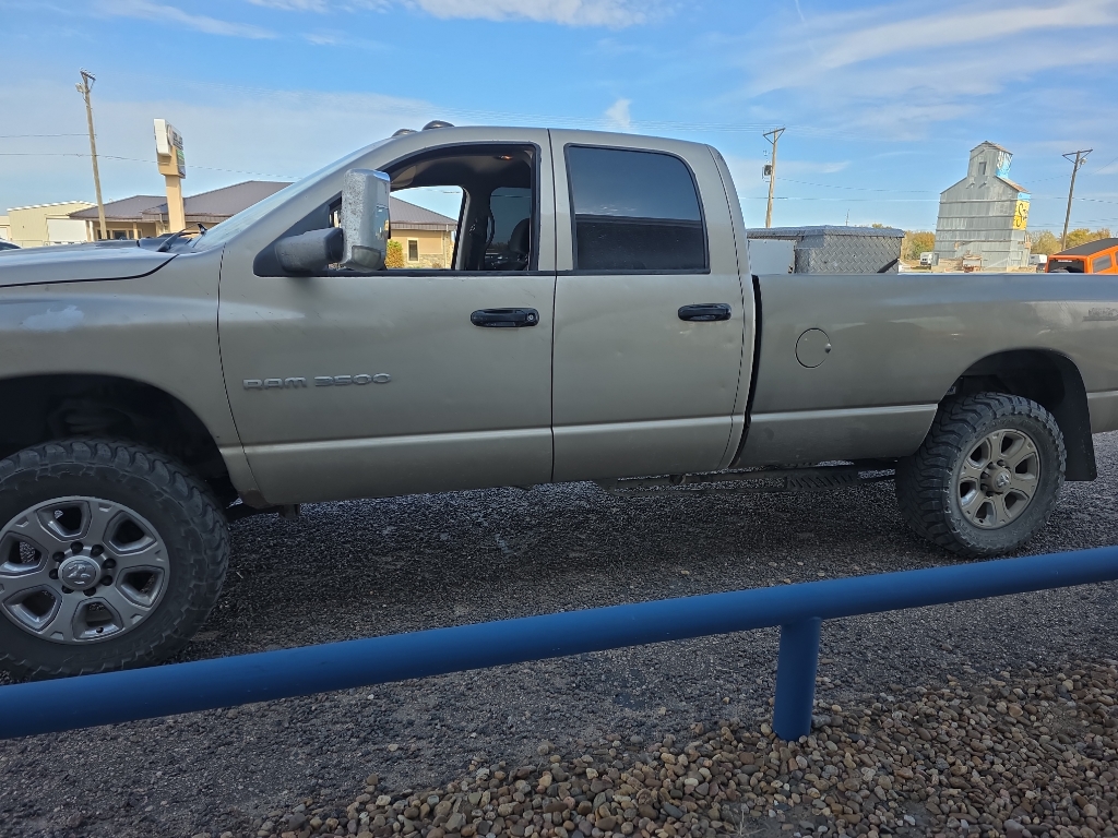 2005 Dodge Ram 3500 SLT photo 2