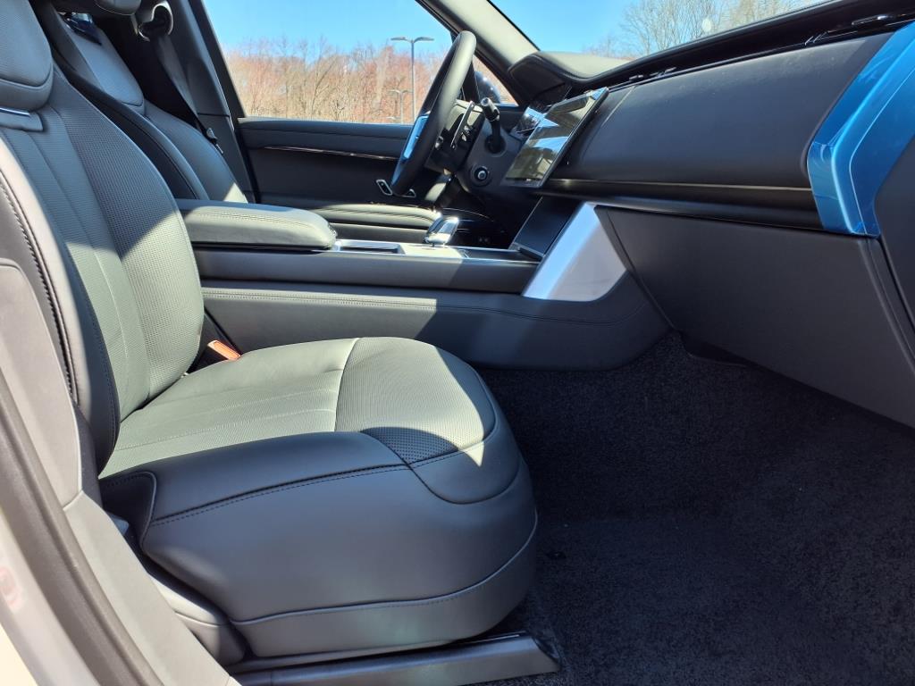 2025 Land Rover Range Rover SV photo 3