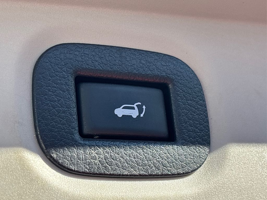 2016 Nissan Rogue SV photo 13