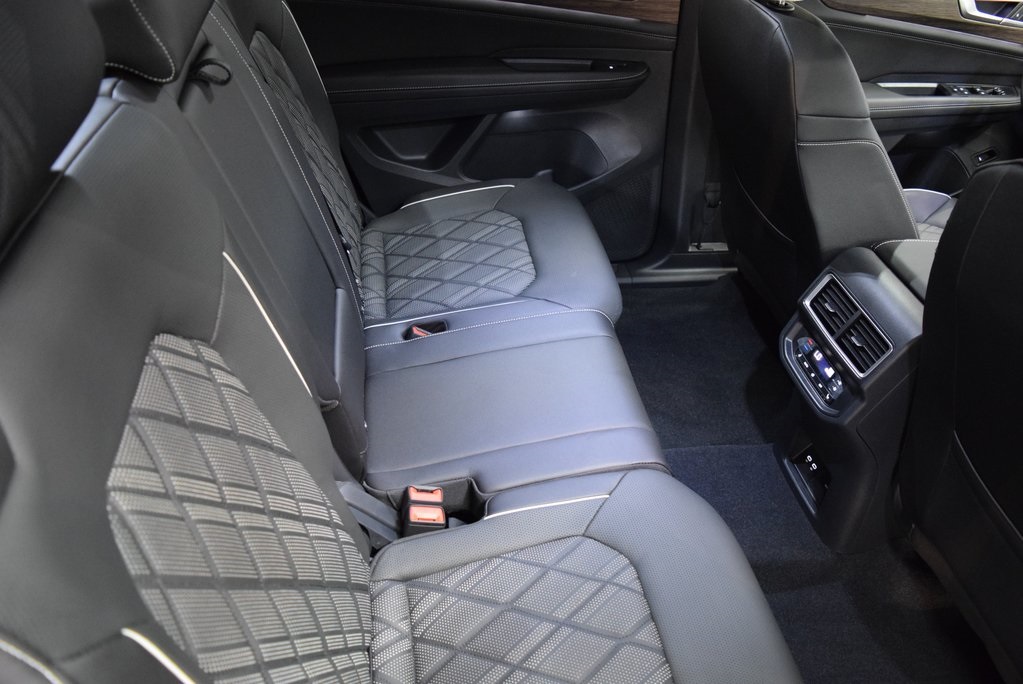 2025 Volkswagen Atlas SEL Premium R-Line photo 4