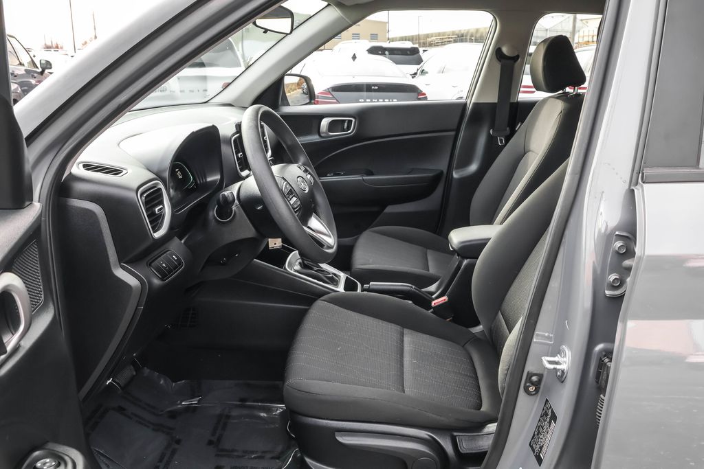 2023 Hyundai Venue SE photo 2