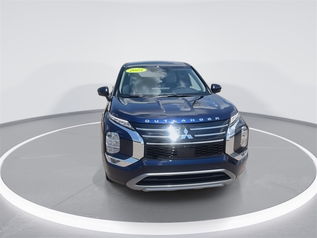 2025 Mitsubishi Outlander SE photo 3